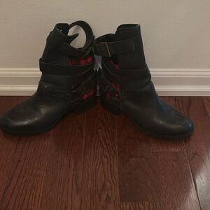 Black and Red plaid size 8 leather boot